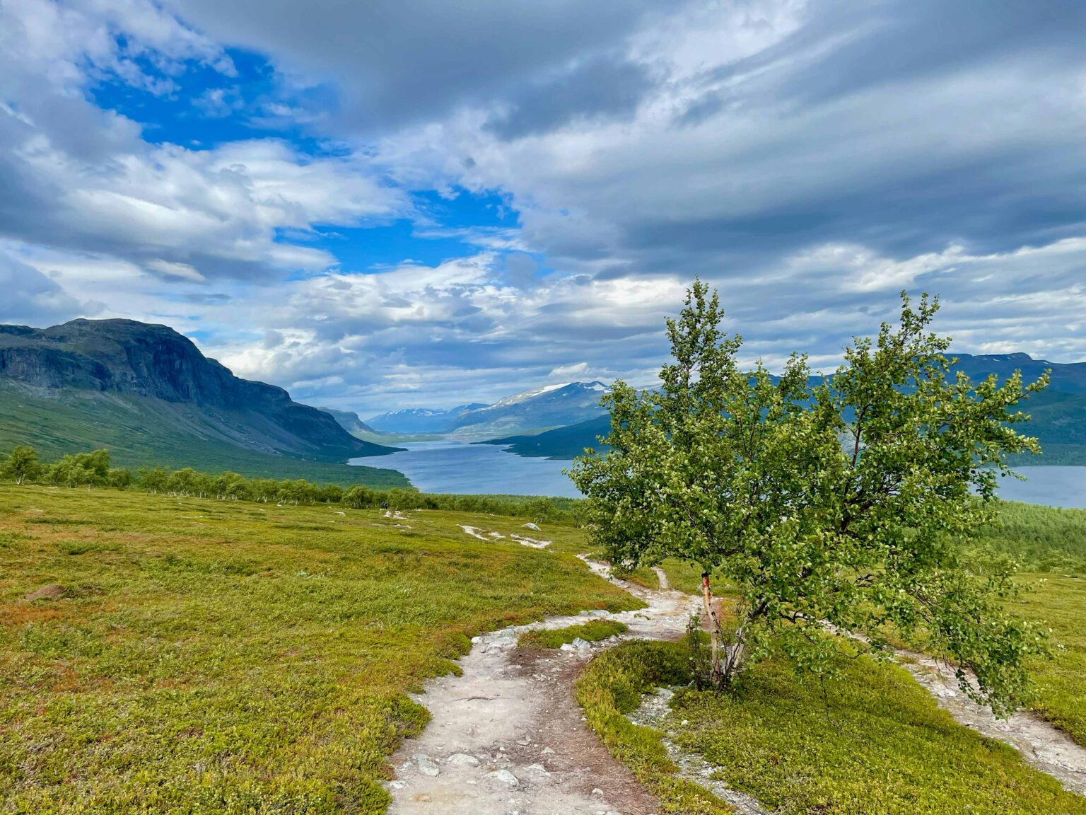 Lake Langas seen from the south of Saltoluokta along the Kungsleden (Photo by Anders Norén on Unsplash)